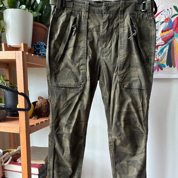 Abercrombie & Fitch Men's Slim Straight Green Camo Paratrooper Pants - Picture 1 of 7